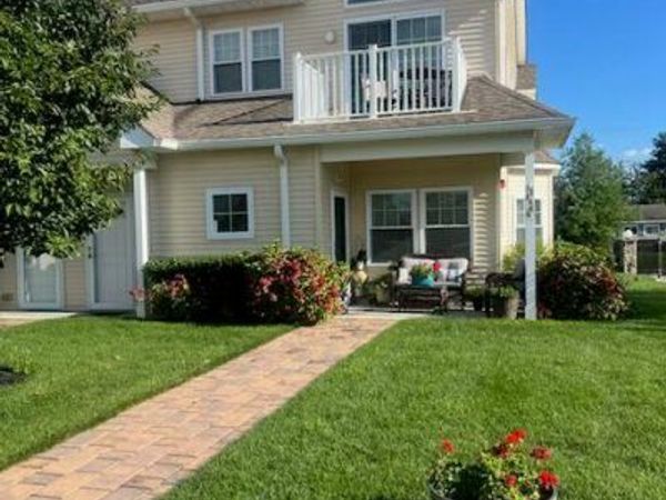 301 Anchor Court , Copiague, NY 11726