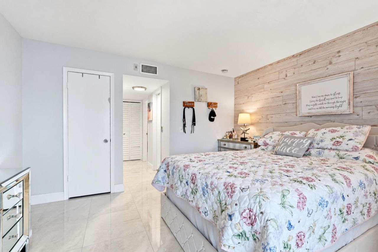 1516 S Lakeside Drive, Unit 408, Lake Worth Beach, FL 33460 Photo