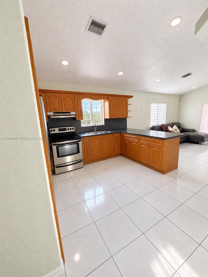8010 NW 186th Ter, Hialeah, FL 33015 Photo