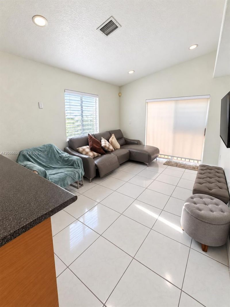 8010 NW 186th Ter, Hialeah, FL 33015 Photo