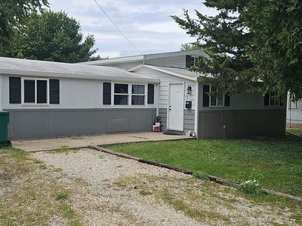 72 N CEDAR Street, Farmington, IL 61531