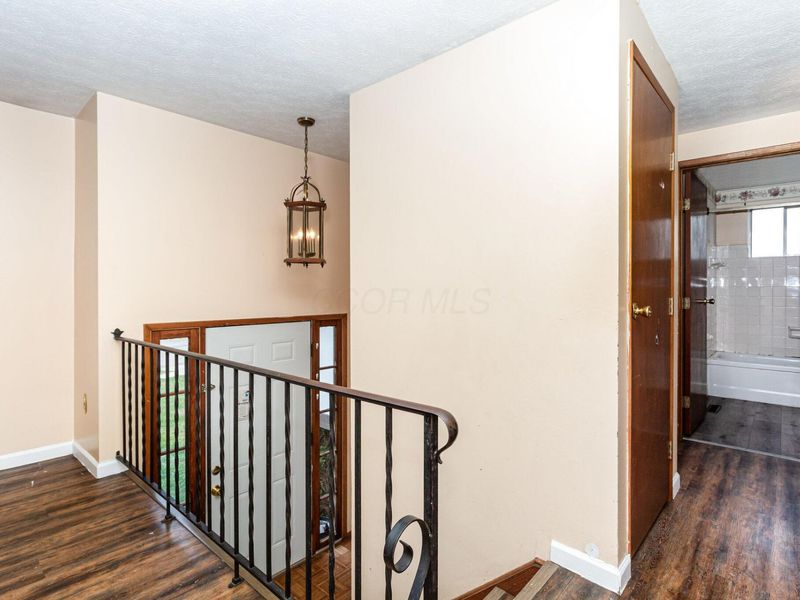 1687 Brookfield Square S, Columbus, OH 43229 Photo 3