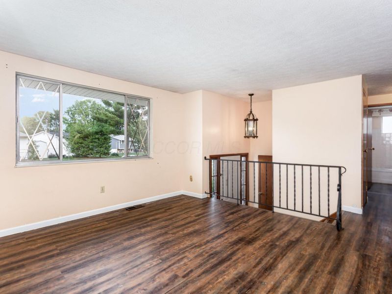 1687 Brookfield Square S, Columbus, OH 43229 Photo 4
