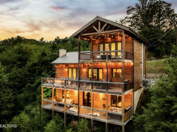 1015 Twin Oaks Rd, Gatlinburg, TN 37738