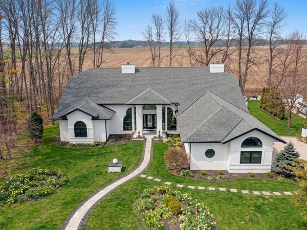 402 Wild Oak Dr, Manitowoc, WI 54220