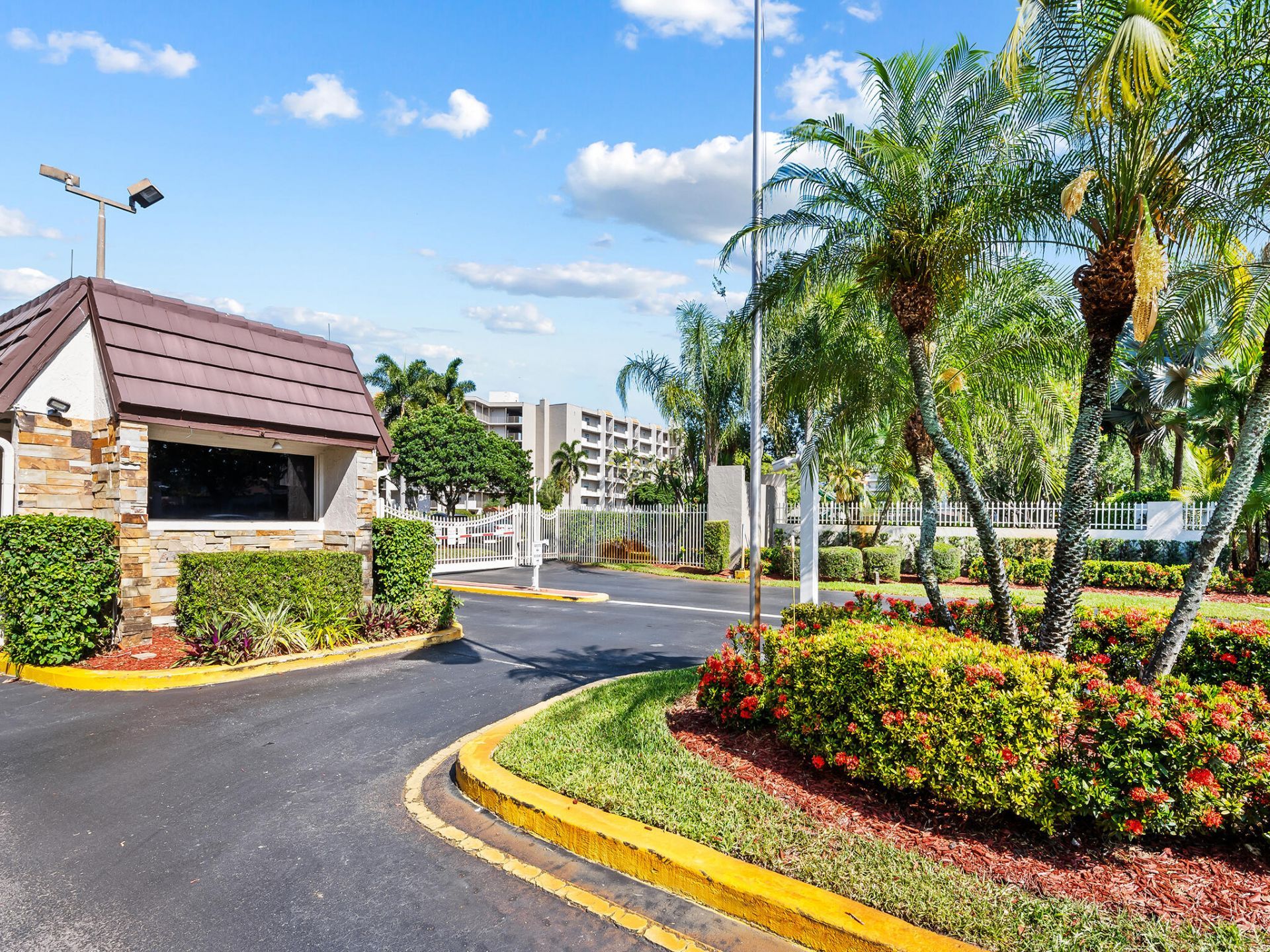 3930 Inverrary Boulevard, Unit 608-D, Lauderhill, FL 33319 Photo