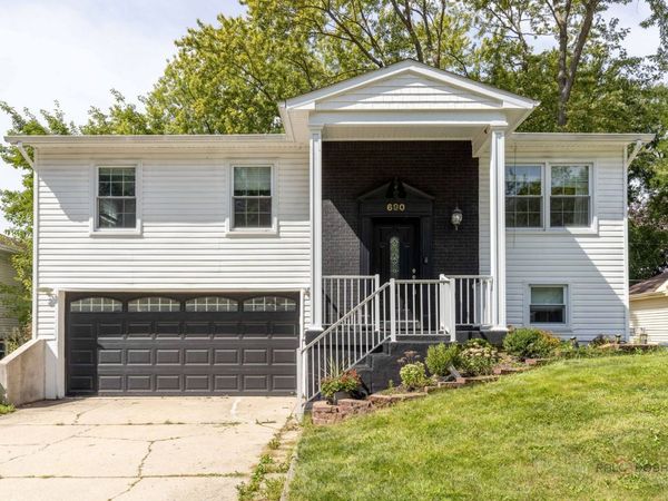 690 Macarthur Drive, Buffalo Grove, IL 60089