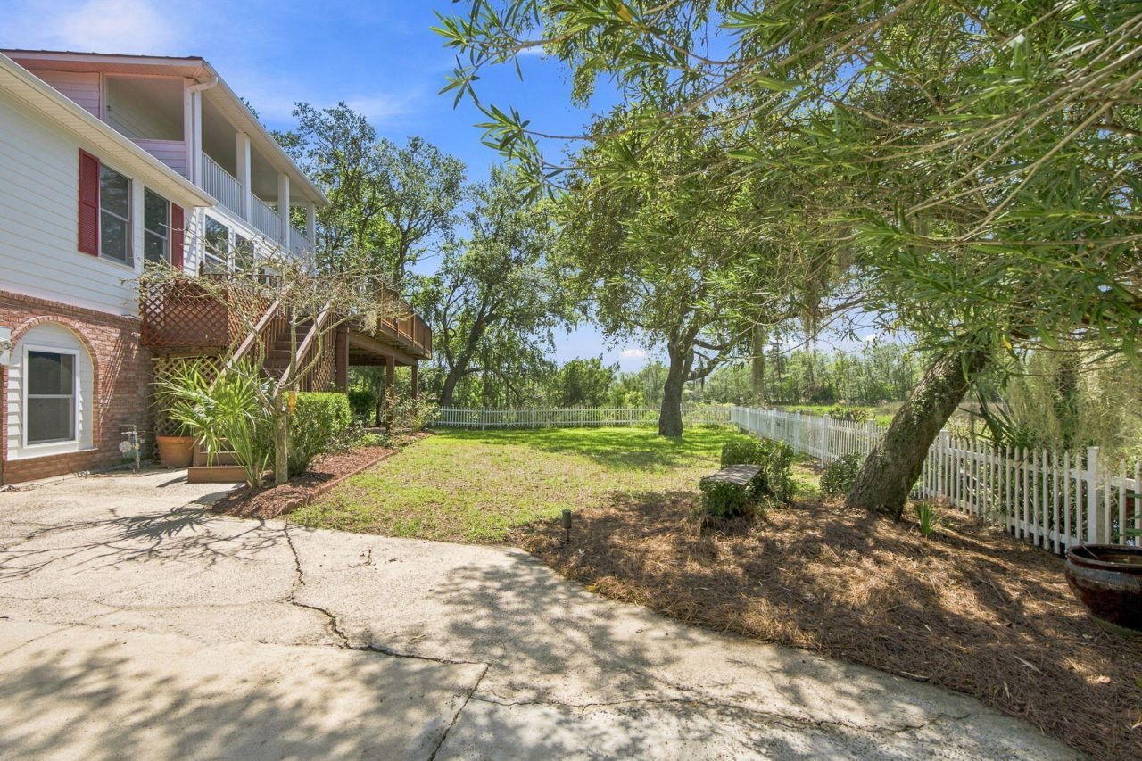 221 Marsh Oaks Drive Photo 8
