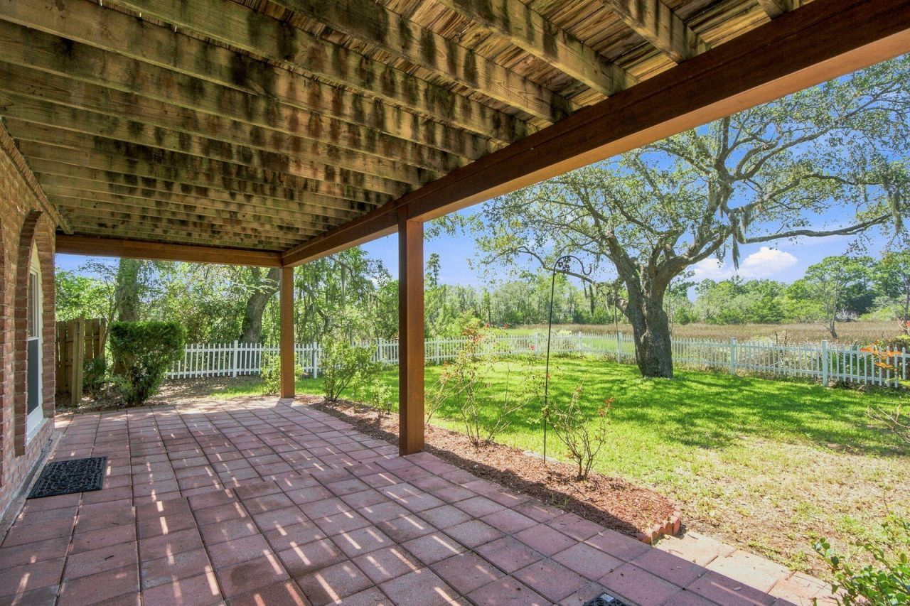 221 Marsh Oaks Drive Photo 9