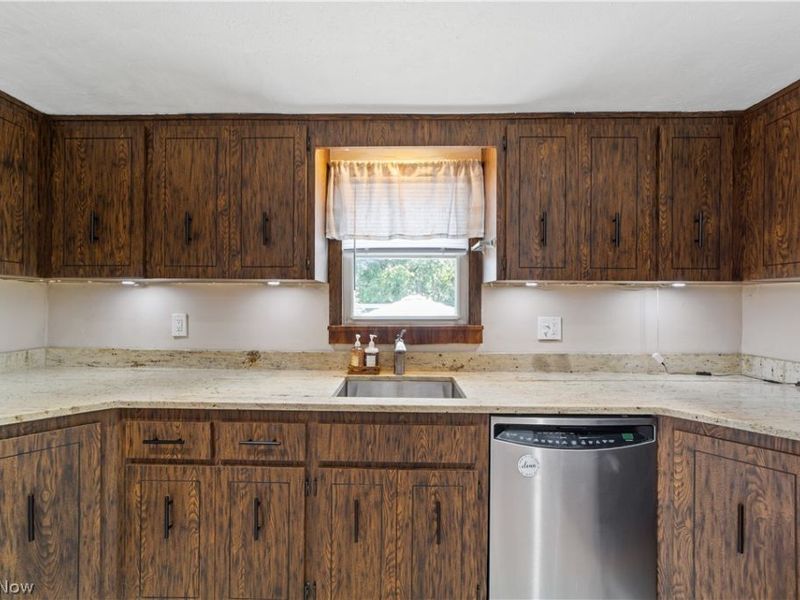 829 Elmwood Avenue, Wickliffe, OH 44092 Photo 11