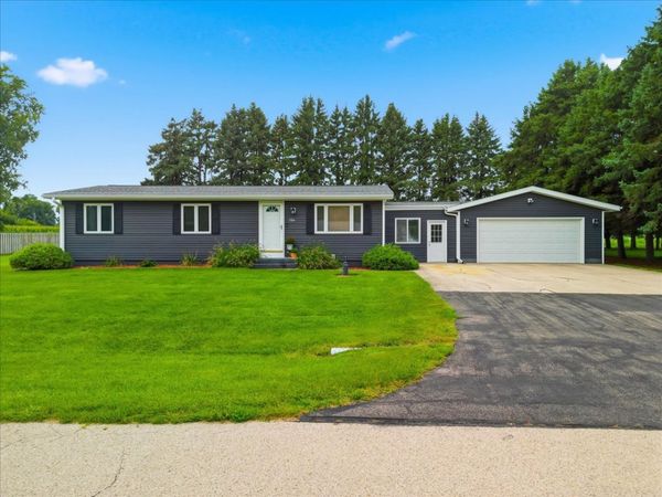 5564 S Greenland Drive, Rochelle, IL 61068