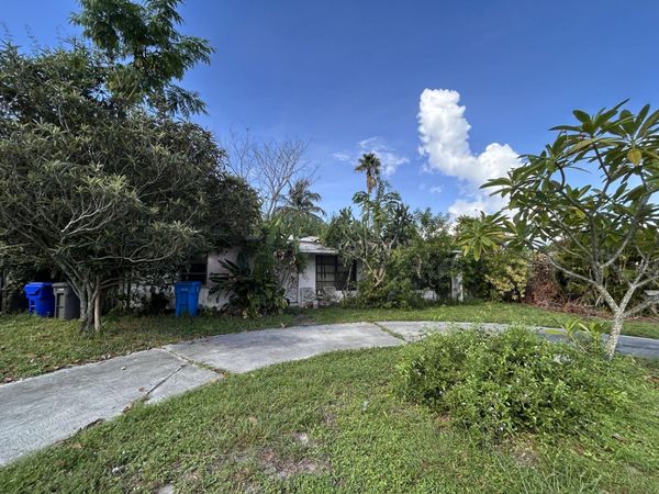 36 THOMAS Road, West Park, FL 33023
