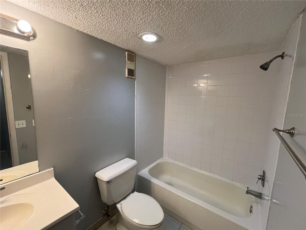2700 Coconut Bay Lane, Unit 429 (2K), Sarasota, FL 34237 Photo