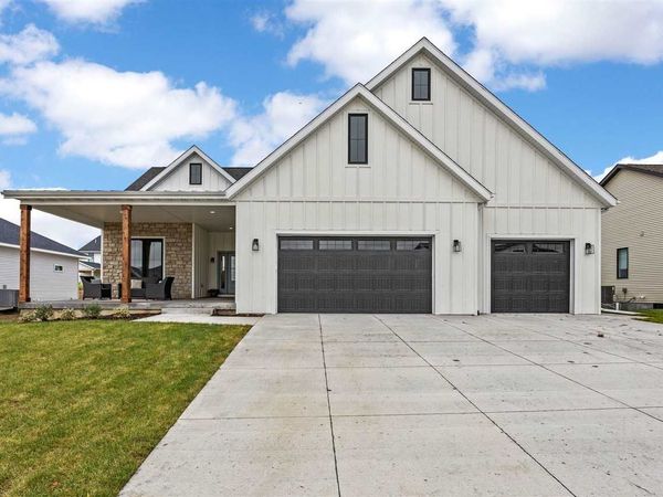 1403 Green Oak Pass, Tiffin, IA 52340