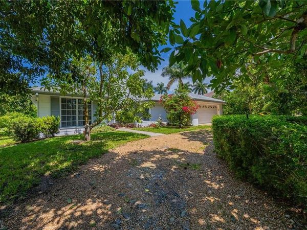 635 Wedge DR, NAPLES, FL 34103