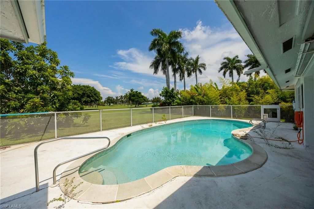 635 Wedge Dr, Naples, FL 34103 Photo