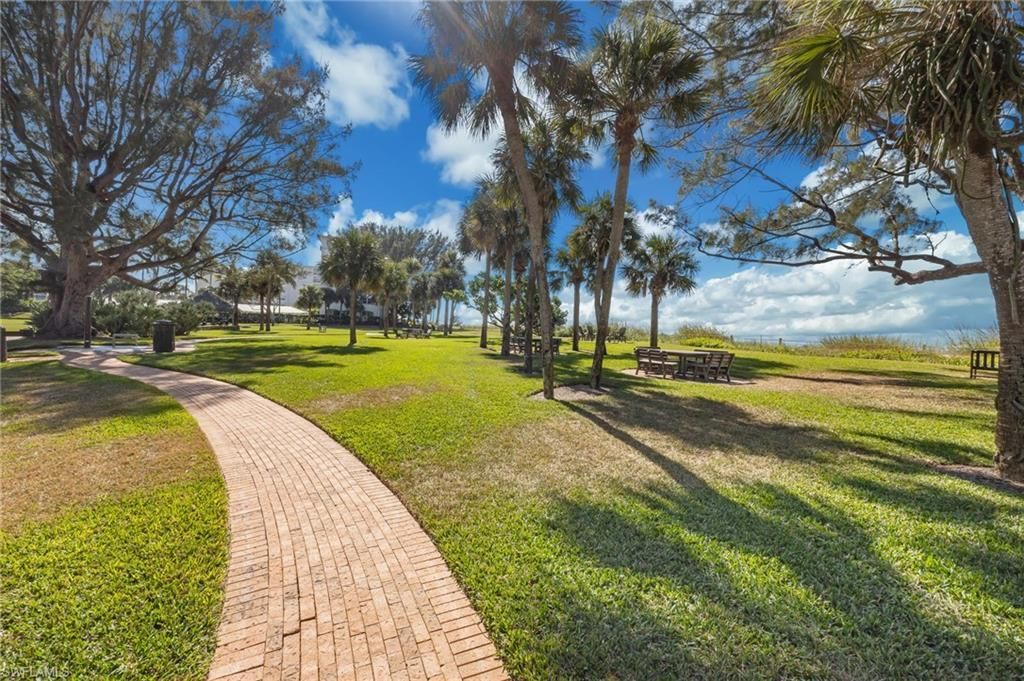 635 Wedge Dr, Naples, FL 34103 Photo