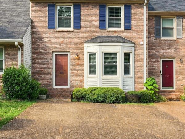 235 Woodcastle Dr, Florence, AL 35630