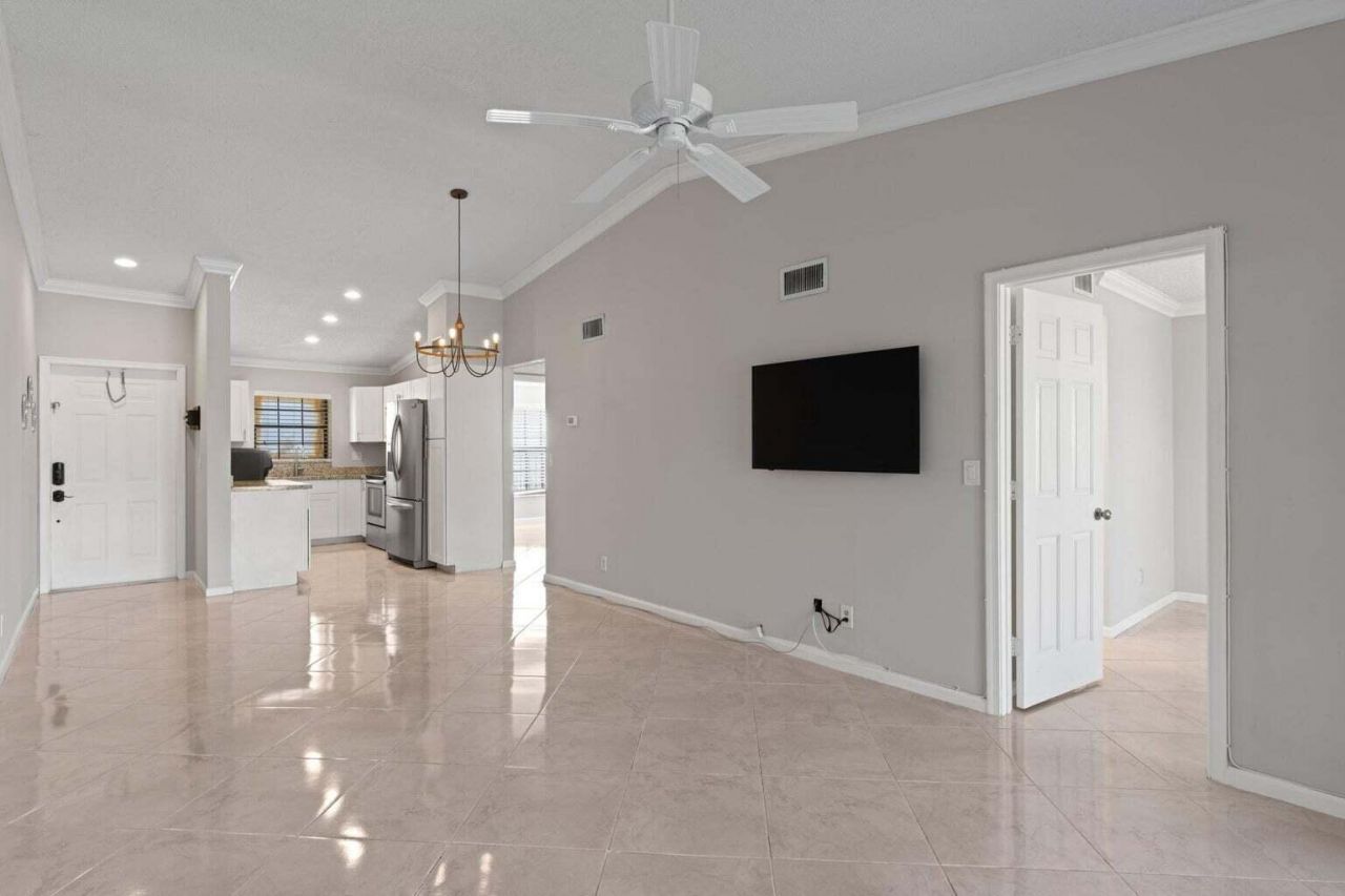 2600 Greenwood Terrace, Unit 210, Boca Raton, FL 33431 Photo