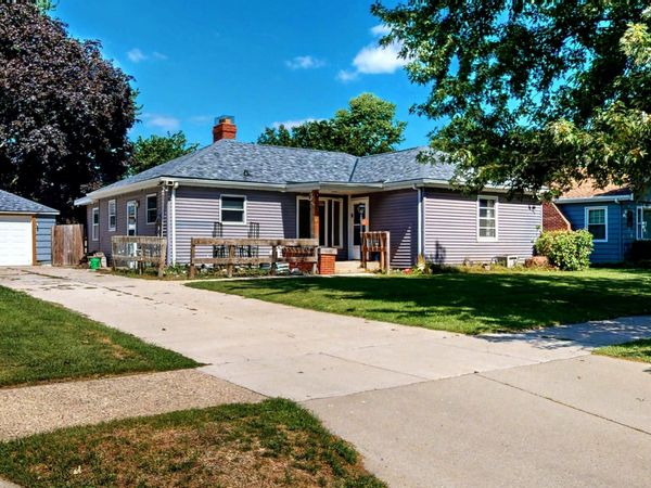 1227 E Memorial Dr, Janesville, WI 53545