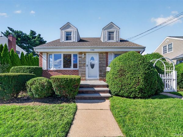 188 Arlington Street, Mineola, NY 11501