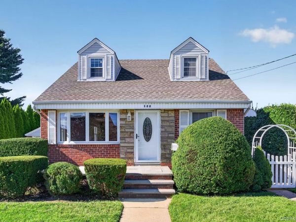 188 Arlington Street , Mineola, NY 11501