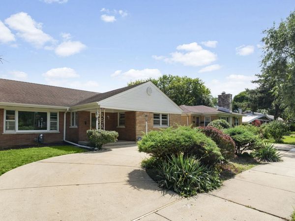 8663 Gross Point Road , Skokie, IL 60077