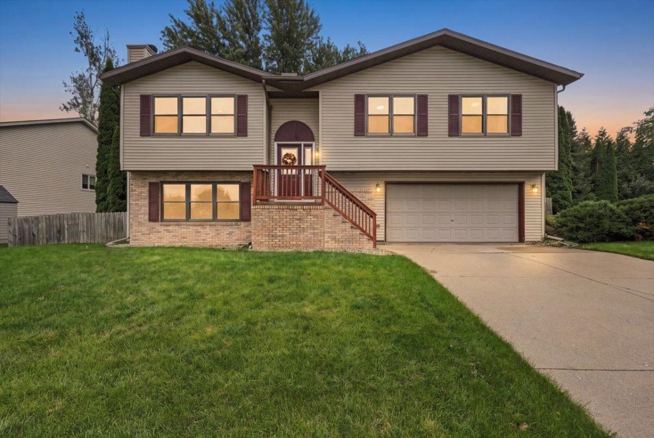 622 N Woods Edge Drive, Oregon, WI 53575 Main Photo