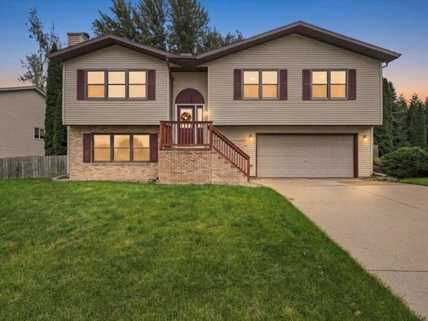622 N Woods Edge Drive, Oregon, WI 53575