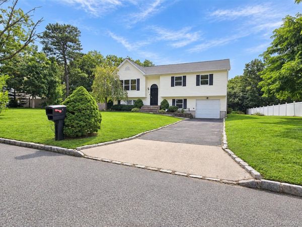 6 Gordal Lane , Coram, NY 11727