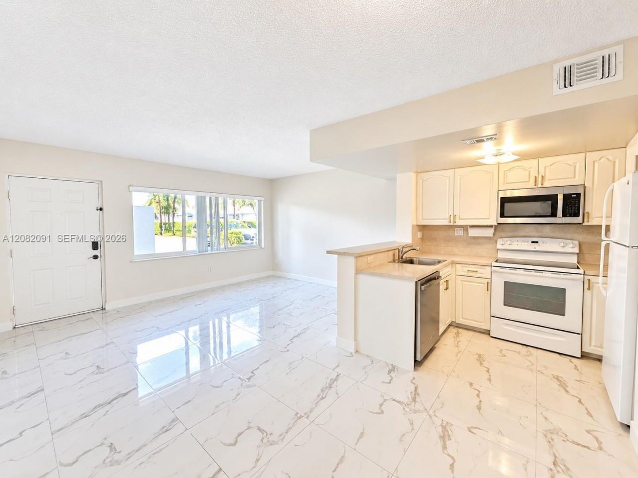 8660 NW 5th Ter, Unit 15-103, Miami, FL 33126 Photo