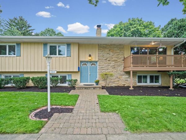 203 Maclaren Lane, Lake Bluff, IL 60044