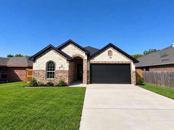 909 Merriot Street , Ennis, TX 75119