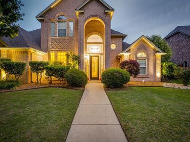 912 Thomas Crossing Drive, Fort Worth, TX 76028