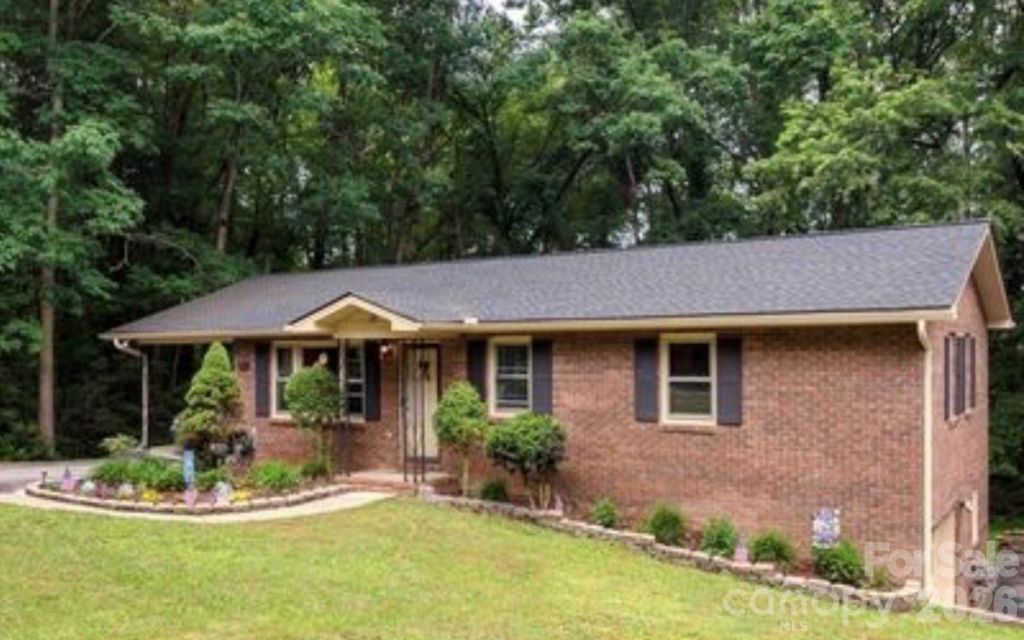 15 Horseshoe Drive, Hendersonville, NC 28791 Main Photo