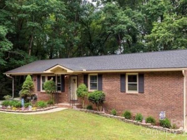 15 Horseshoe Drive, Hendersonville, NC 28791