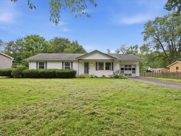2 Warren Pl, Belvidere, NJ 07823