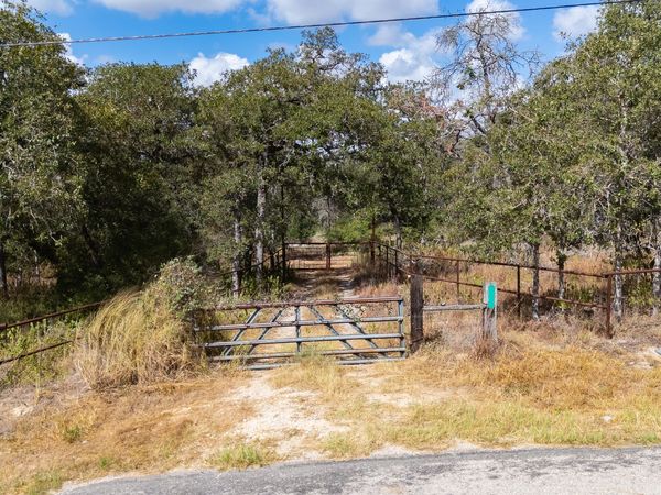 796 BLUE STEM RD, Seguin, TX 78155