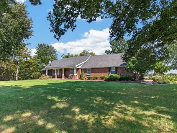 12692 Elm Park Road, Lexington, MO 64067
