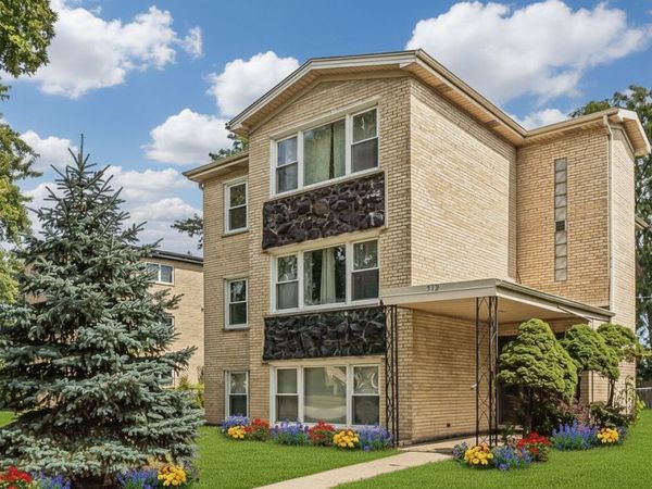 512 W Ida Court , Mount Prospect, IL 60056
