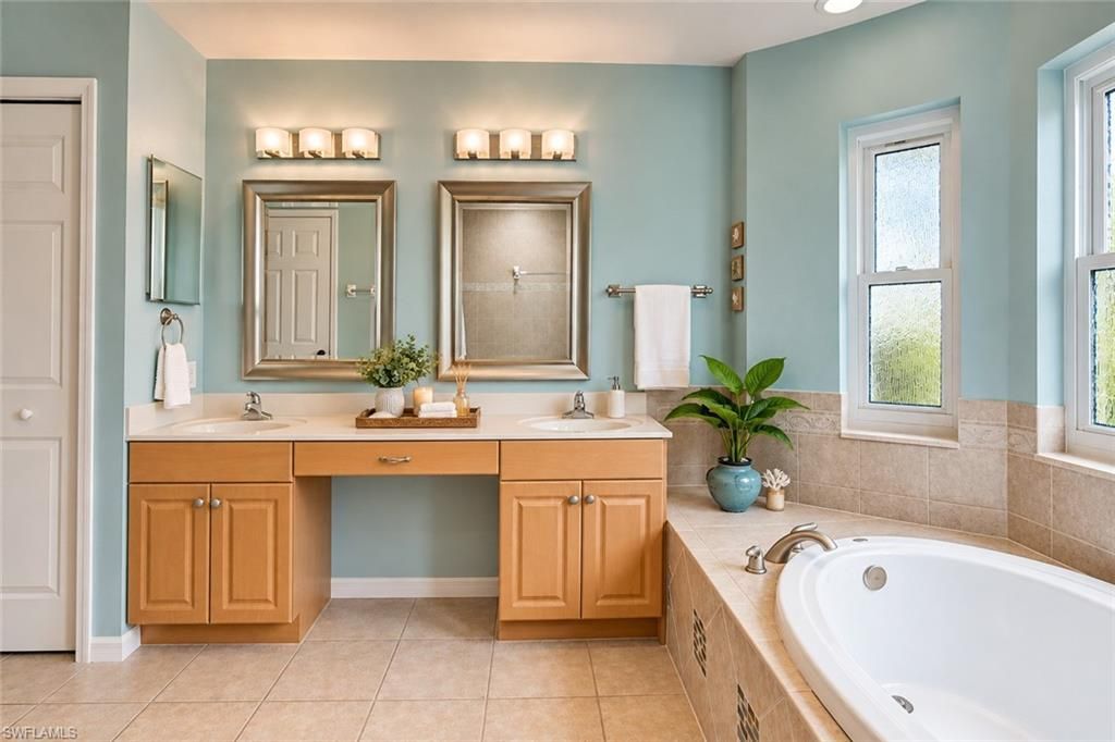 927 SW 28th Ter, Cape Coral, FL 33914 Photo