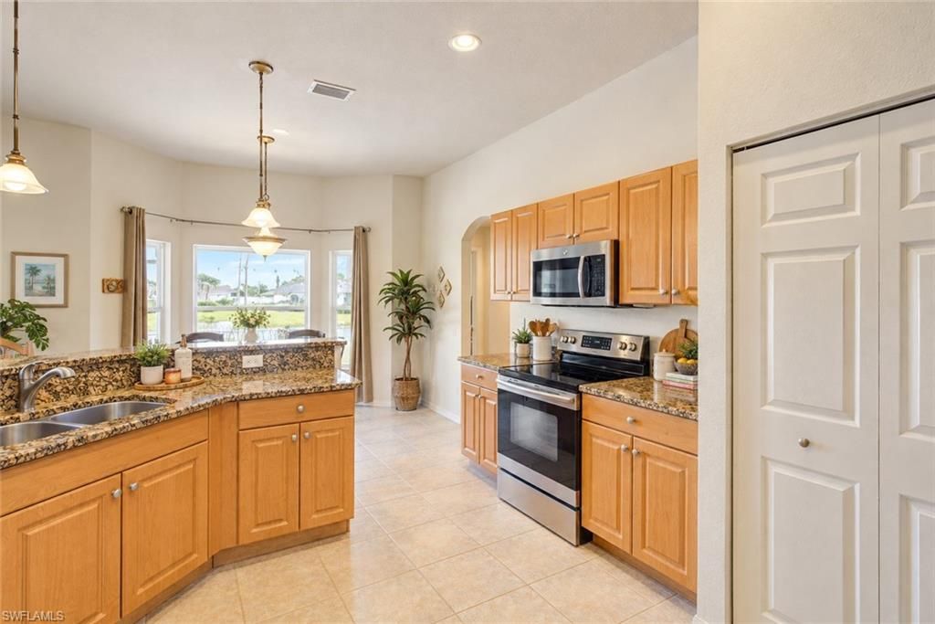 927 SW 28th Ter, Cape Coral, FL 33914 Photo