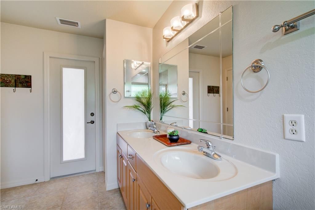 927 SW 28th Ter, Cape Coral, FL 33914 Photo
