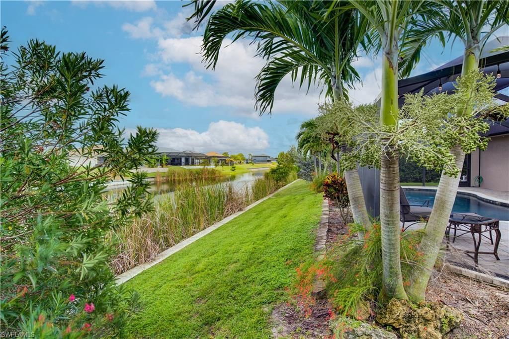 927 SW 28th Ter, Cape Coral, FL 33914 Photo
