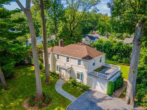 30 Old Field Lane, Great Neck, NY 11020