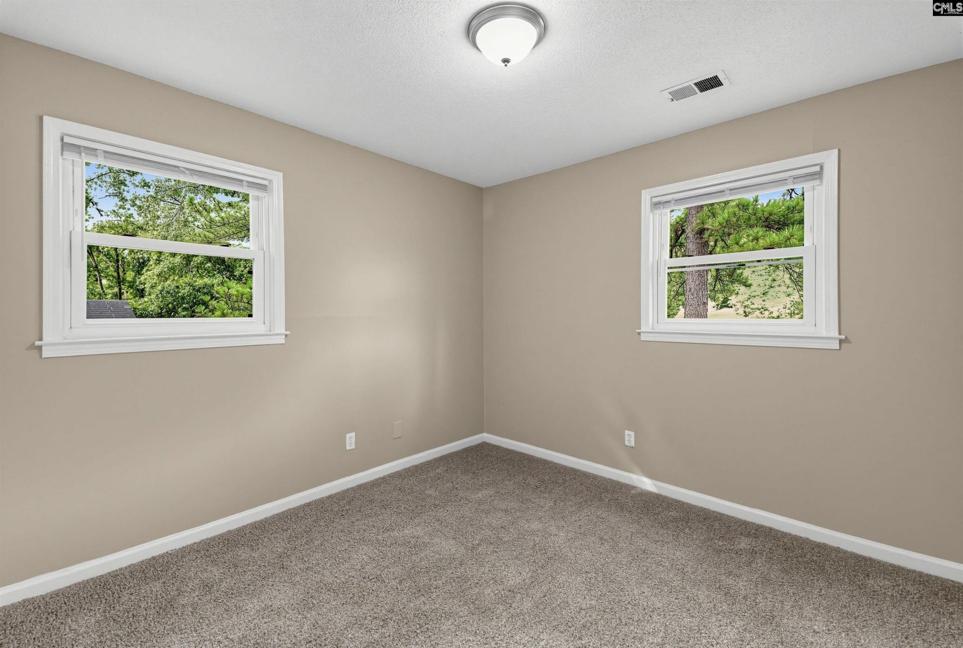 525 Friarsgate Boulevard Photo 22