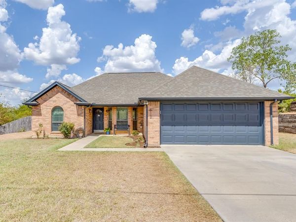613 E 1st Street , Weatherford, TX 76086