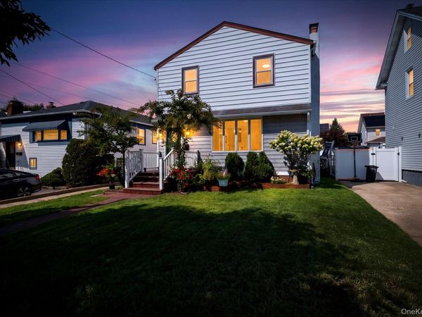 48 W Windsor Parkway , Oceanside, NY 11572