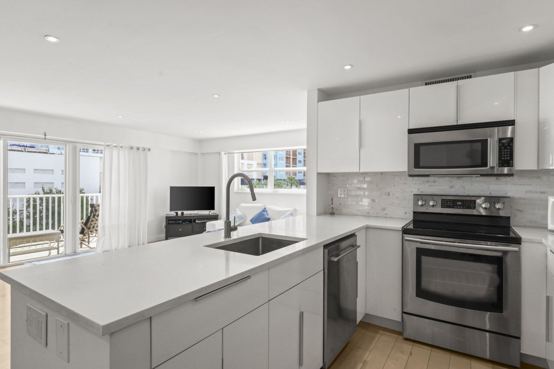 95 N Birch Road, Unit 704, Fort Lauderdale, FL 33304 Photo