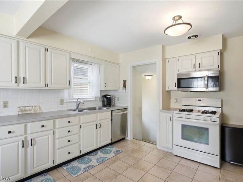 8102 Essen Avenue, Parma, OH 44129 Photo 10